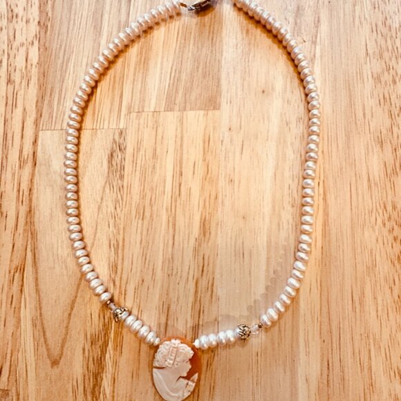 "Pretty in Pink" Pearl Set-necklace with Cameo and matching earrings - Picture 4 of 4